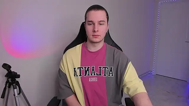 Snapshot of Vincent_Strong chatting on 02.14.25 Vincent Strong online show from 02.14.25