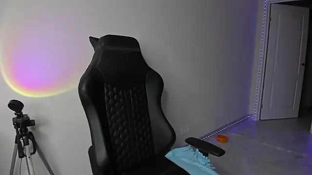 Snapshot of Vincent_Strong chatting on 02.19.25 Vincent Strong online show from 02.19.25