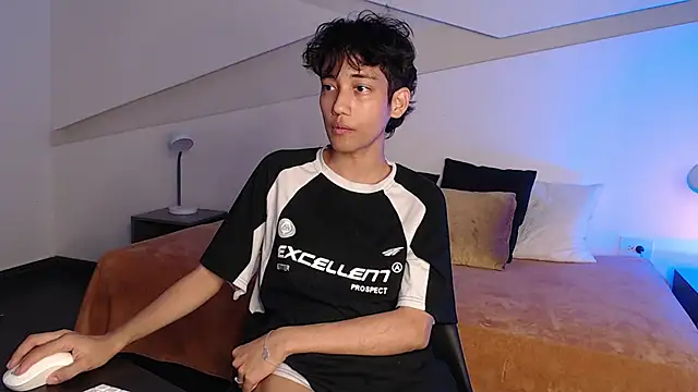 hot little bunny online show from 02.18.25