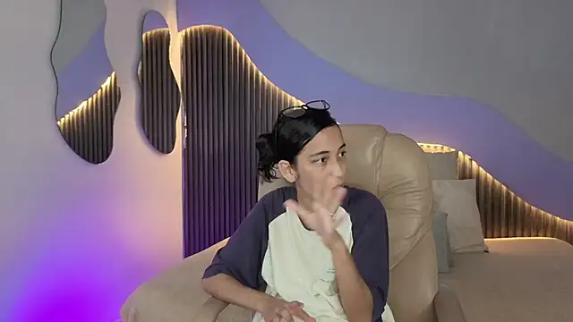 hot little bunny online show from 04.21.26