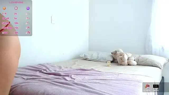 Snapshot of Ania_jones chatting on 10.11.25 Ania jones online show from 10.11.25