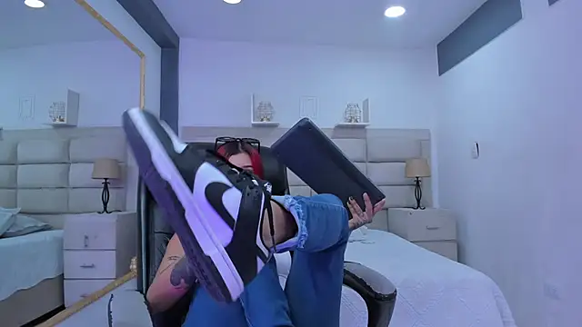 CinthiaCollins online show from 11.18.25