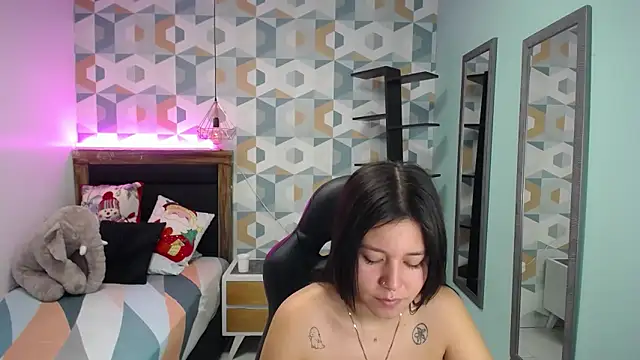 Snapshot of LORENADAVIES chatting on 12.18.24 LORENADAVIES online show from 12.18.24