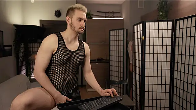 Snapshot of enjoy_me chatting on 03.05.25 enjoy me online show from 03.05.25