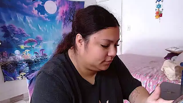 Snapshot of girl_milk2 chatting on 12.23.24 girl milk2 online show from 12.23.24