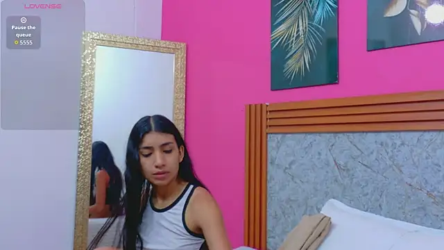 Snapshot of littlee_emilyy_ chatting on 04.15.26 littlee emilyy online show from 04.15.26