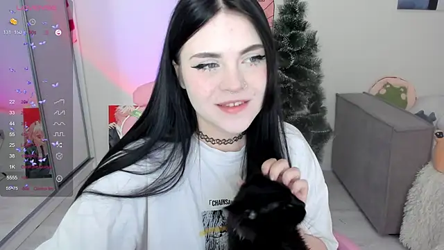 Snapshot of SelenaCute chatting on 12.23.24 SelenaCute online show from 12.23.24