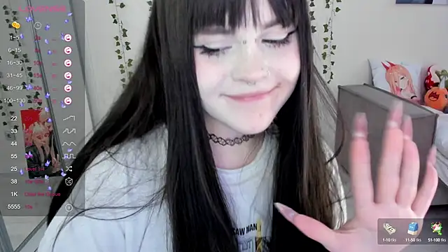 Snapshot of SelenaCute chatting on 02.25.25 SelenaCute online show from 02.25.25