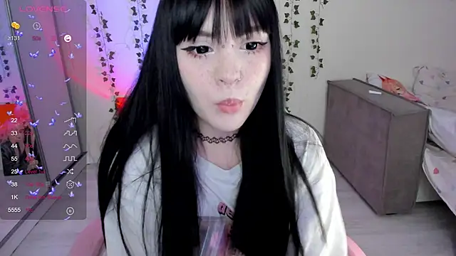 Snapshot of SelenaCute chatting on 03.04.25 SelenaCute online show from 03.04.25