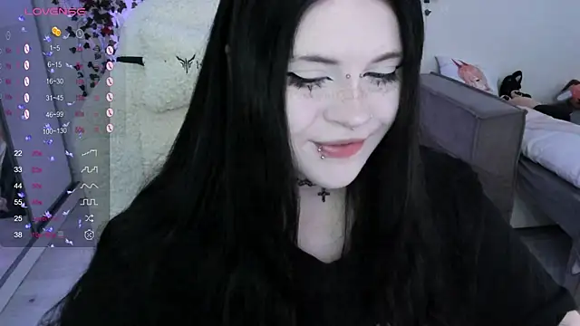 Snapshot of SelenaCute chatting on 10.17.25 SelenaCute online show from 10.17.25