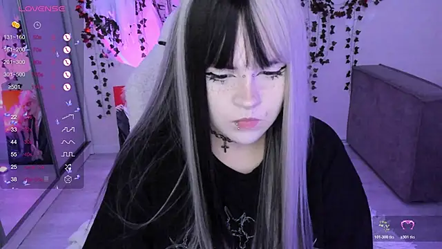 Snapshot of SelenaCute chatting on 11.05.25 SelenaCute online show from 11.05.25