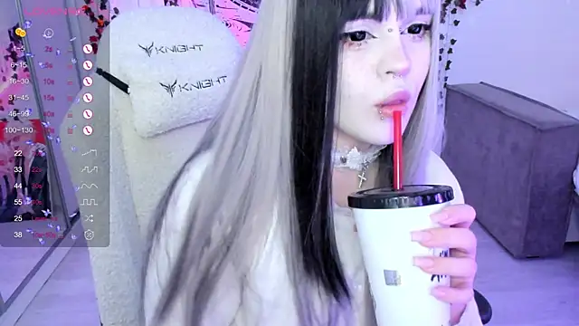 Snapshot of SelenaCute chatting on 11.14.25 SelenaCute online show from 11.14.25