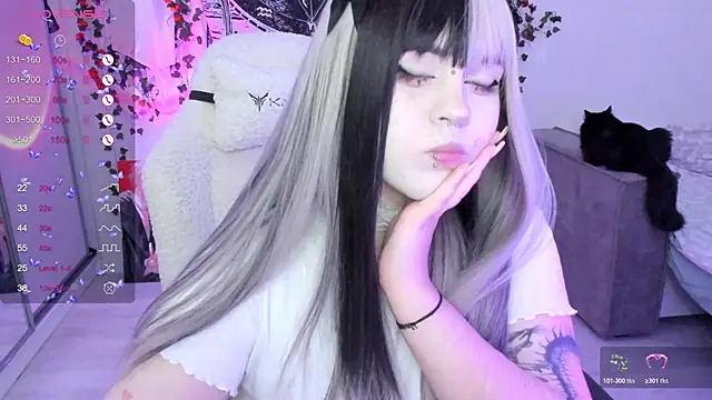 Snapshot of SelenaCute chatting on 11.19.25 SelenaCute online show from 11.19.25