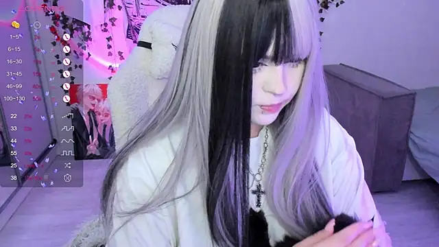 Snapshot of SelenaCute chatting on 11.20.25 SelenaCute online show from 11.20.25