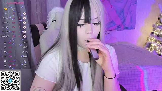 Snapshot of SelenaCute chatting on 12.14.25 SelenaCute online show from 12.14.25