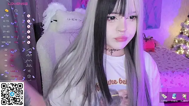 Snapshot of SelenaCute chatting on 12.16.25 SelenaCute online show from 12.16.25