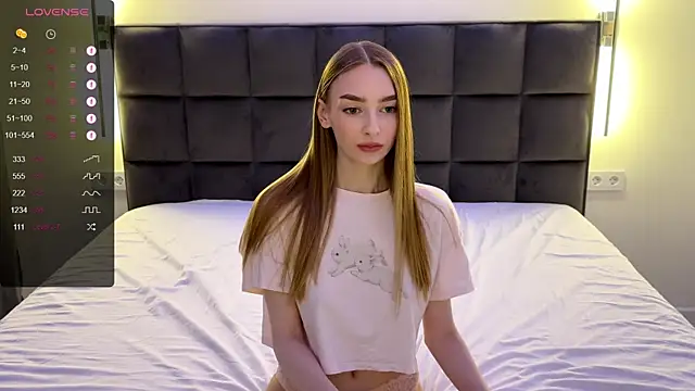 Snapshot of NotElis chatting on 03.10.25 NotElis online show from 03.10.25