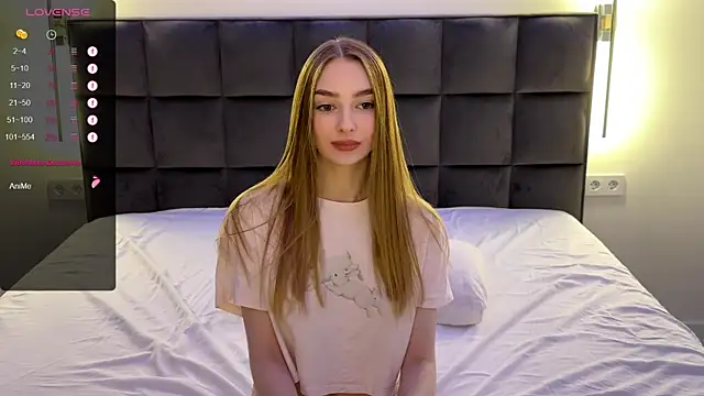 Snapshot of NotElis chatting on 03.10.25 NotElis online show from 03.10.25