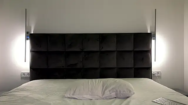 Snapshot of NotElis chatting on 09.13.25 NotElis online show from 09.13.25