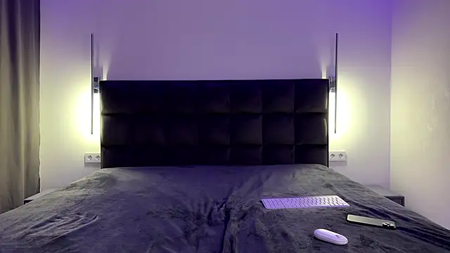 Snapshot of NotElis chatting on 11.10.25 NotElis online show from 11.10.25