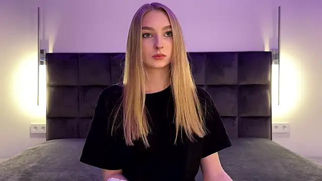 Snapshot of NotElis chatting on 11.23.25 NotElis online show from 11.23.25