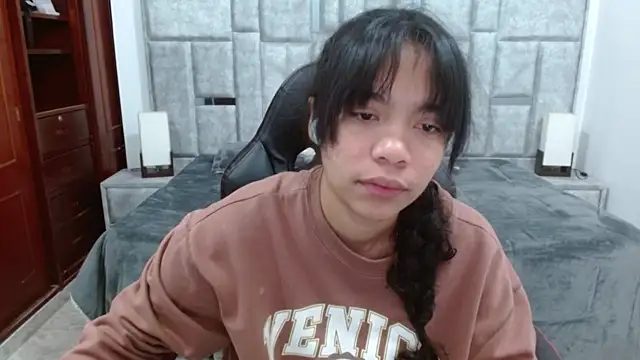 Snapshot of laureentt_ chatting on 05.19.26 laureentt online show from 05.19.26