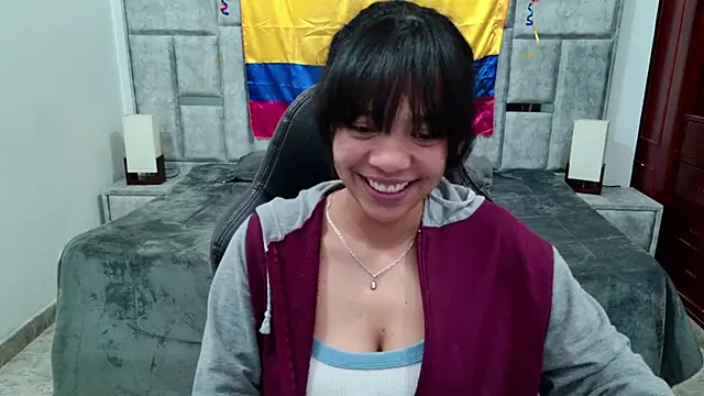 Snapshot of laureentt_ chatting on 06.13.26 laureentt online show from 06.13.26