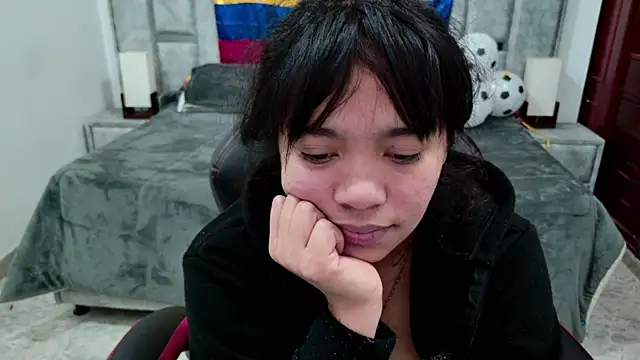 Snapshot of laureentt_ chatting on 06.18.26 laureentt online show from 06.18.26
