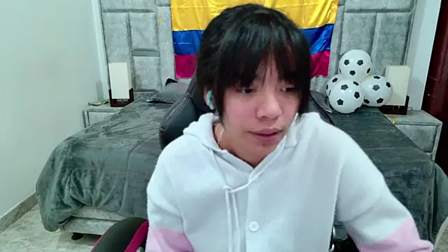 Snapshot of laureentt_ chatting on 06.22.26 laureentt online show from 06.22.26