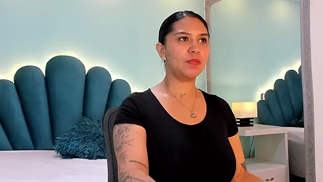 sharlott18 online show from 10.22.25