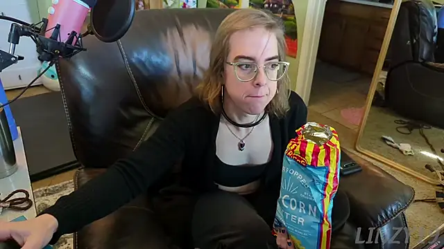 Linzy 19 online show from 02.24.25