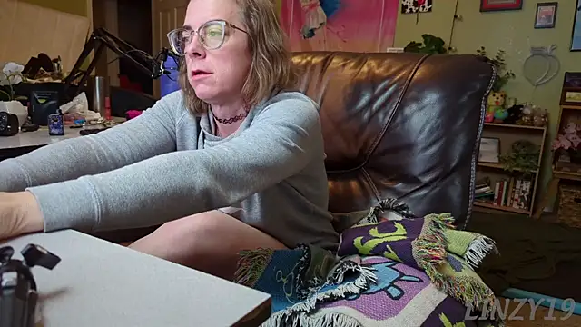 Linzy 19 online show from 03.18.25