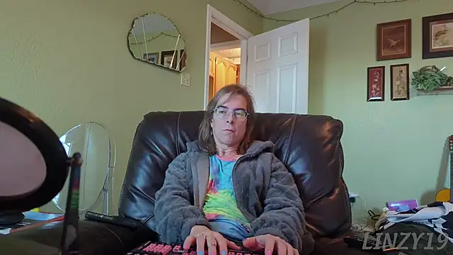 Linzy 19 online show from 11.17.25