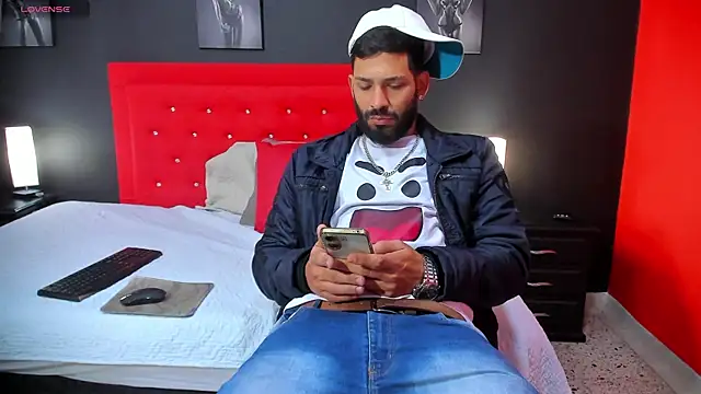 Snapshot of Thiagogomez chatting on 01.04.25 Thiagogomez online show from 01.04.25