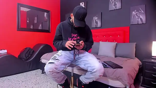 Snapshot of Thiagogomez chatting on 10.25.25 Thiagogomez online show from 10.25.25