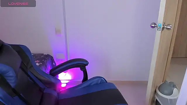 Snapshot of roseliam25 chatting on 10.22.25 roseliam25 online show from 10.22.25