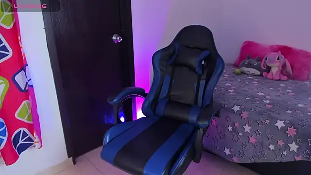 Snapshot of roseliam25 chatting on 11.04.25 roseliam25 online show from 11.04.25