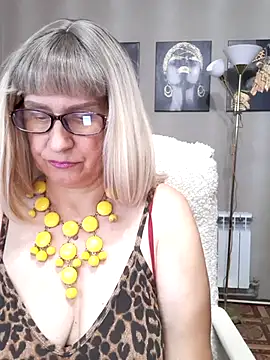 Snapshot of koroleva70 chatting on 09.23.25 koroleva70 online show from 09.23.25