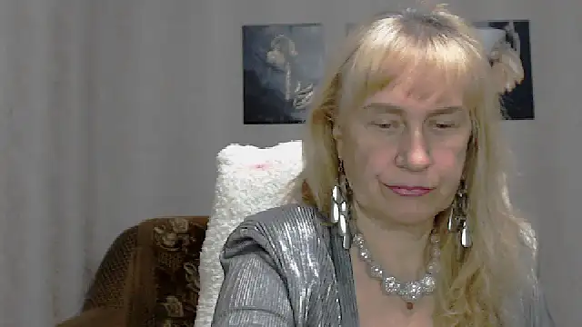 Snapshot of koroleva70 chatting on 09.29.25 koroleva70 online show from 09.29.25