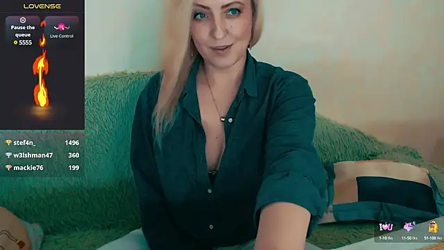 Snapshot of ElysonLang chatting on 12.21.24 ElysonLang online show from 12.21.24