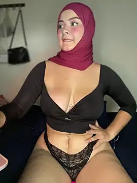 Snapshot of aneesa_darzi chatting on 03.11.25 aneesa darzi online show from 03.11.25