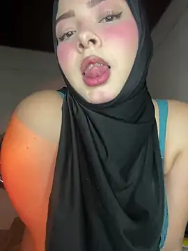 Snapshot of aneesa_darzi chatting on 03.20.25 aneesa darzi online show from 03.20.25