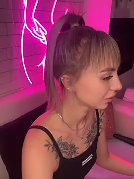 Snapshot of MiaMinx chatting on 12.29.24 MiaMinx online show from 12.29.24