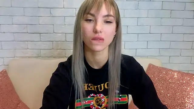 Snapshot of MiaMinx chatting on 02.12.25 MiaMinx online show from 02.12.25