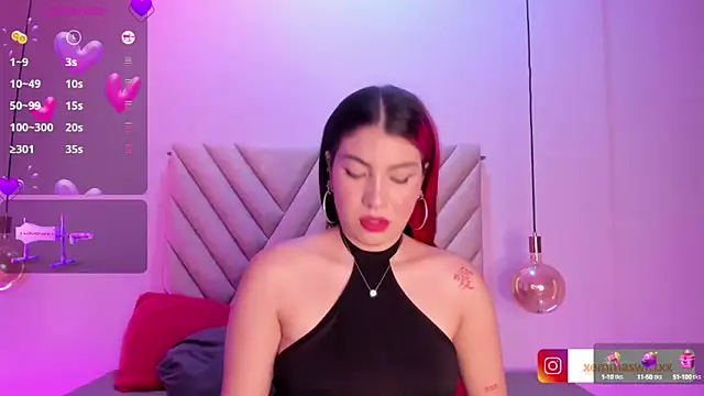 Snapshot of EmmaSwift_ chatting on 12.28.24 EmmaSwift online show from 12.28.24