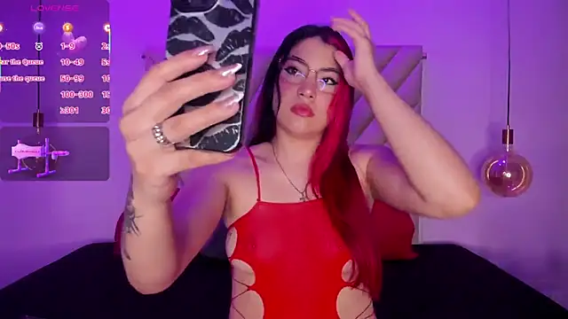 Snapshot of EmmaSwift_ chatting on 10.28.25 EmmaSwift online show from 10.28.25