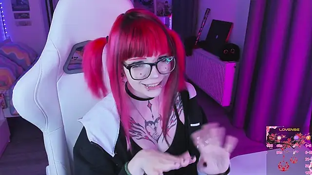 Snapshot of Yumi_Youkai chatting on 11.16.25 Yumi Youkai online show from 11.16.25