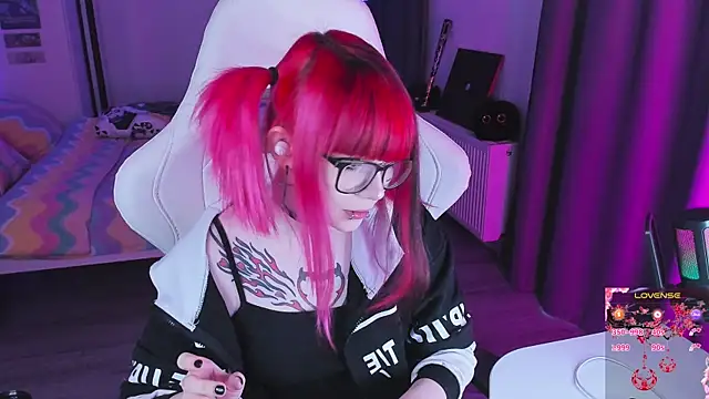 Snapshot of Yumi_Youkai chatting on 11.25.25 Yumi Youkai online show from 11.25.25