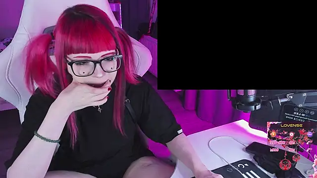 Snapshot of Yumi_Youkai chatting on 12.19.25 Yumi Youkai online show from 12.19.25