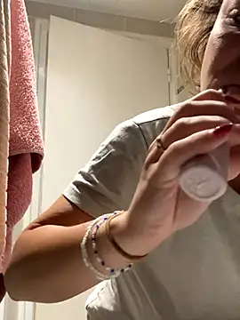 Snapshot of BabyNila chatting on 09.27.25 BabyNila online show from 09.27.25